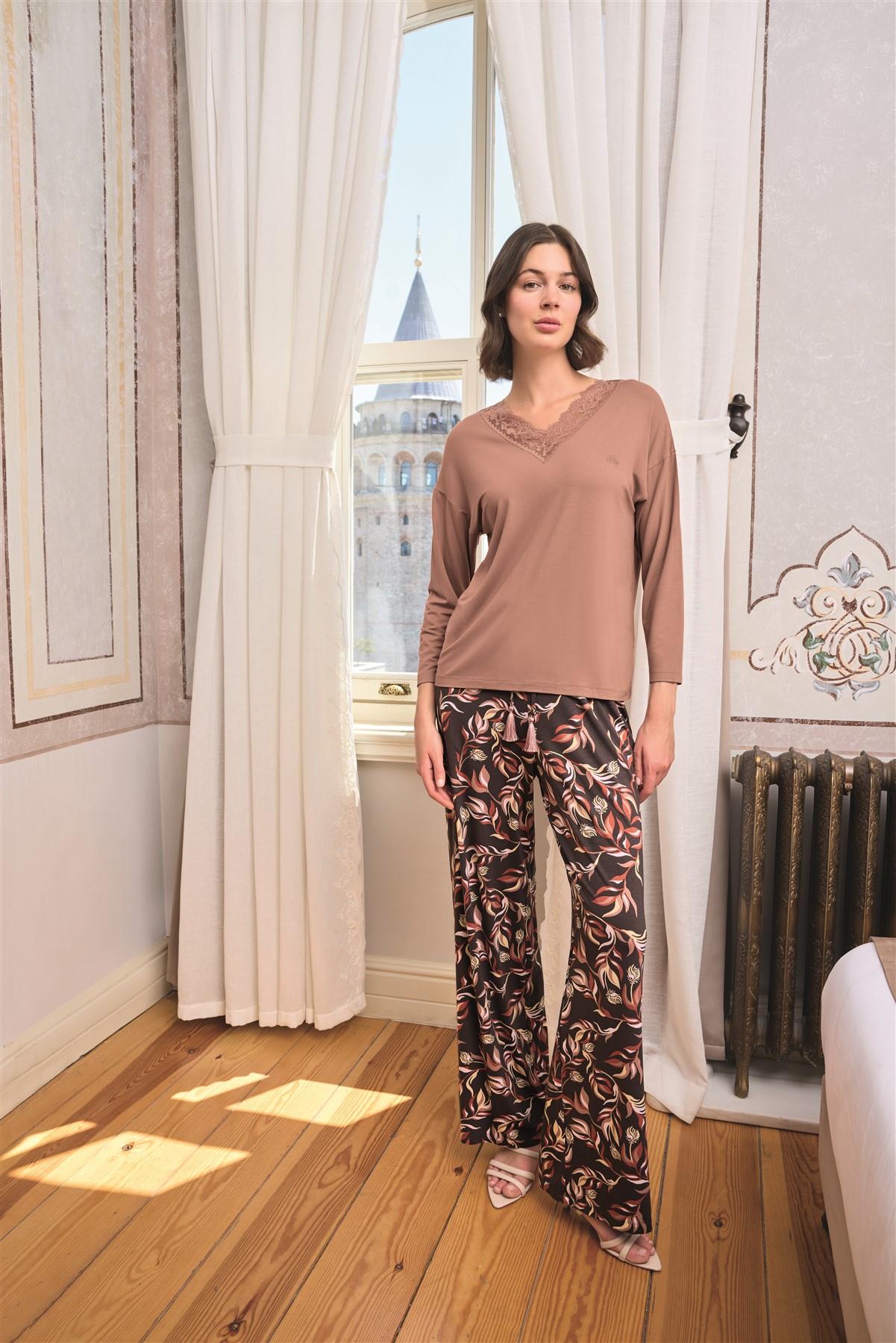 Yaprak Desenli Dantelli V Yaka Pijama Takımı