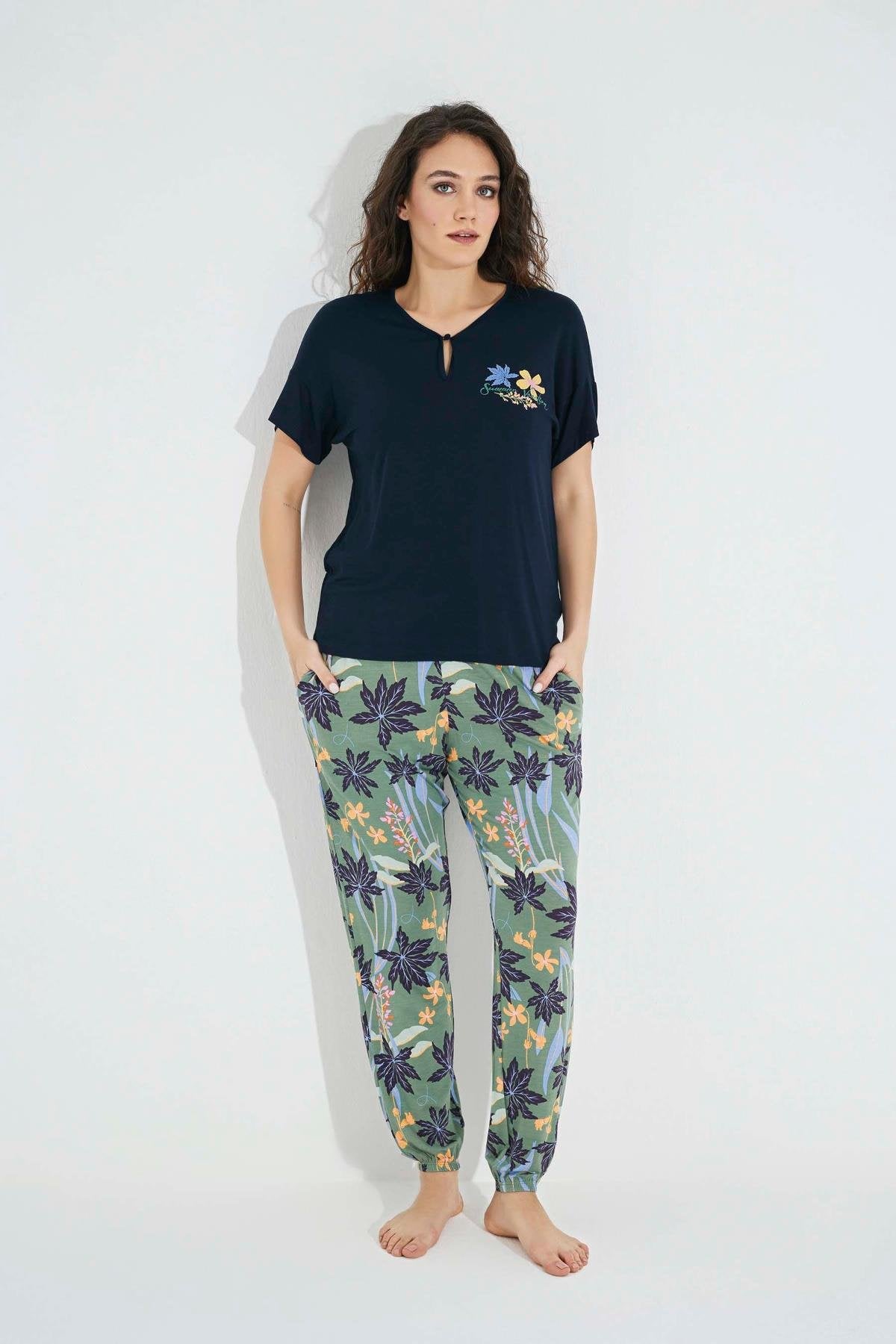 Çiçek ve Yaprak Baskılı "Summer Vocation" Pijama Takımı