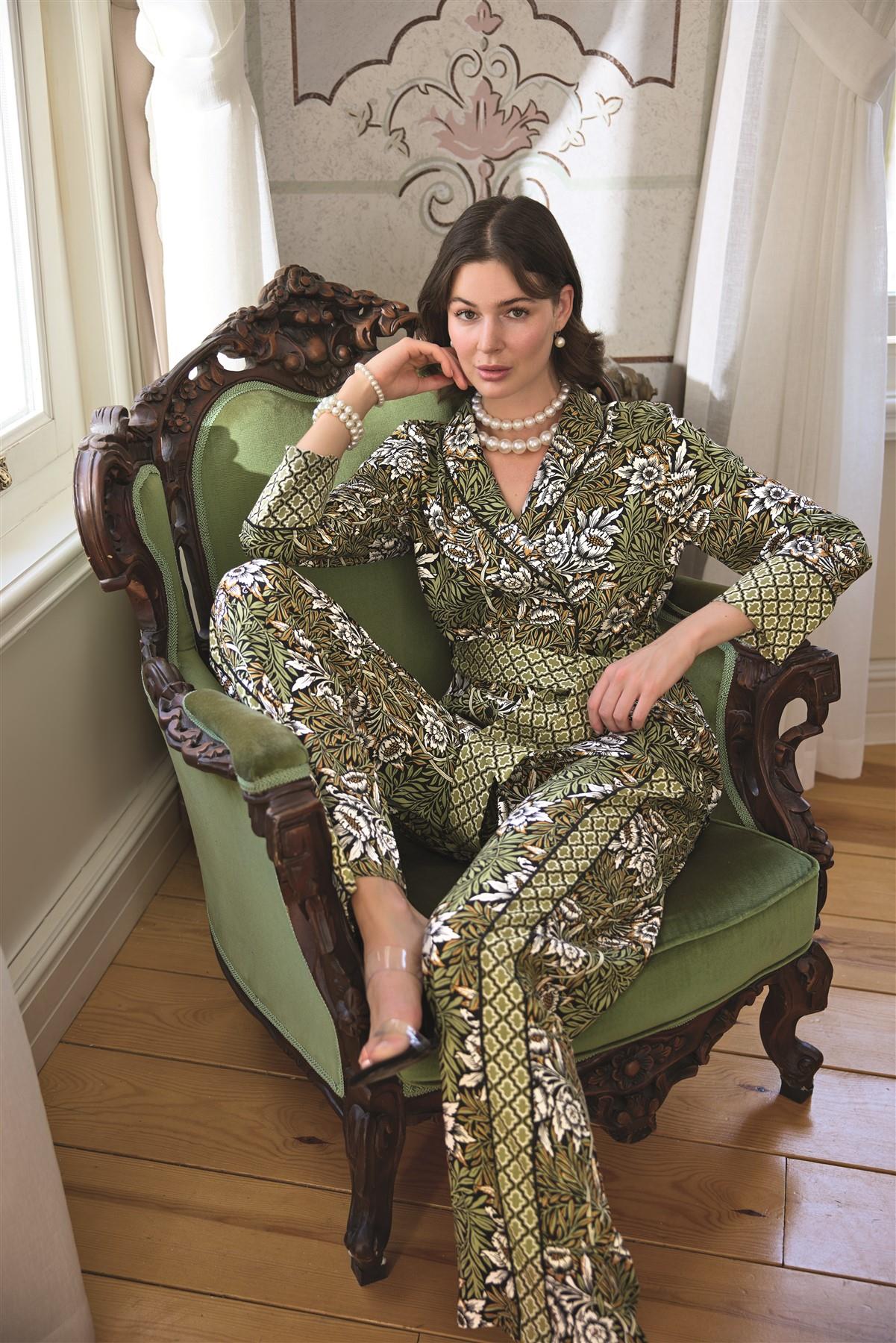 Çiçek Yaprak ve Etnik Desenli Pijama Takımı