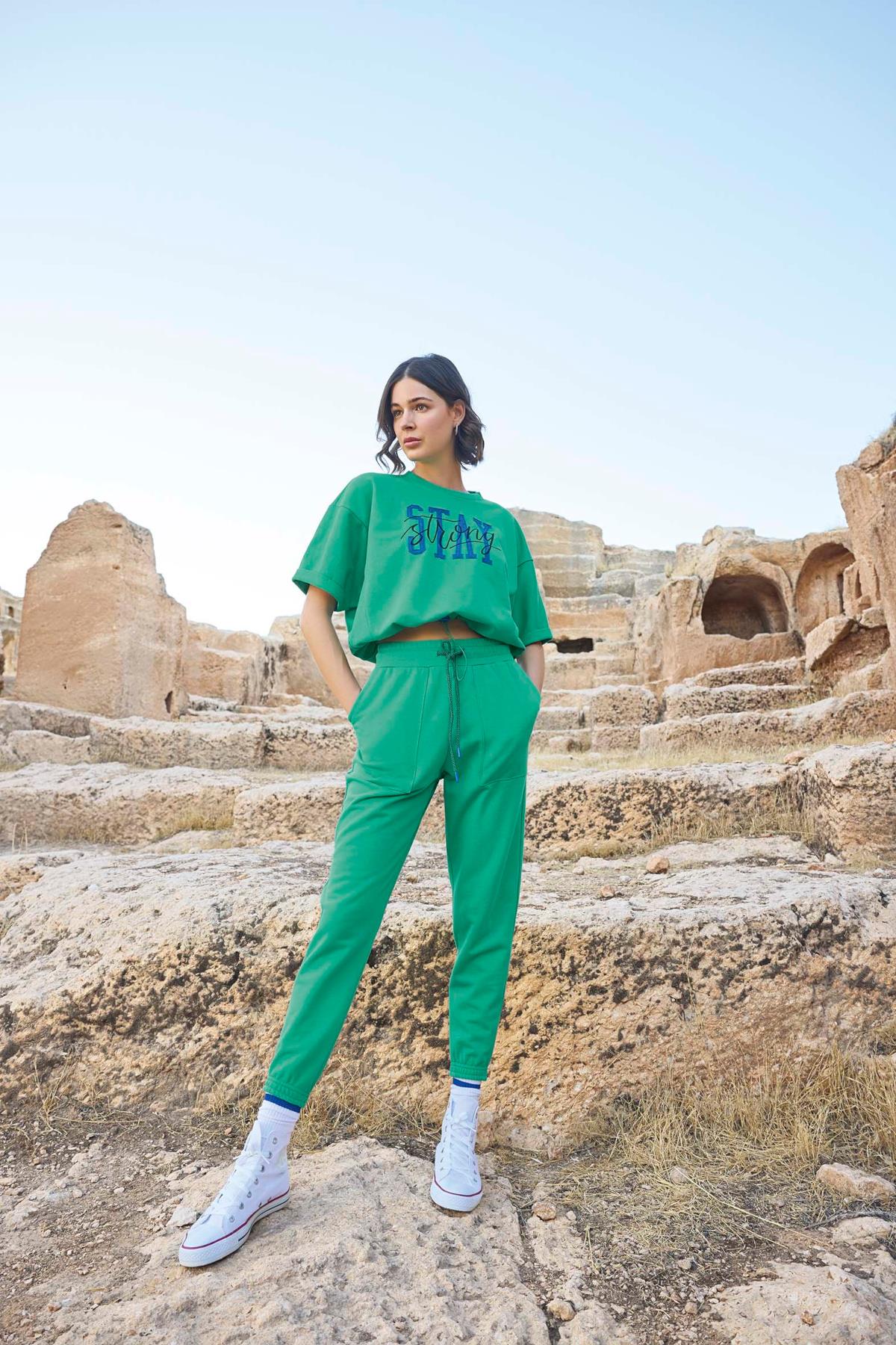 Kısa Kollu "Stay Strong" Crop Eşofman Takımı YEŞİL L