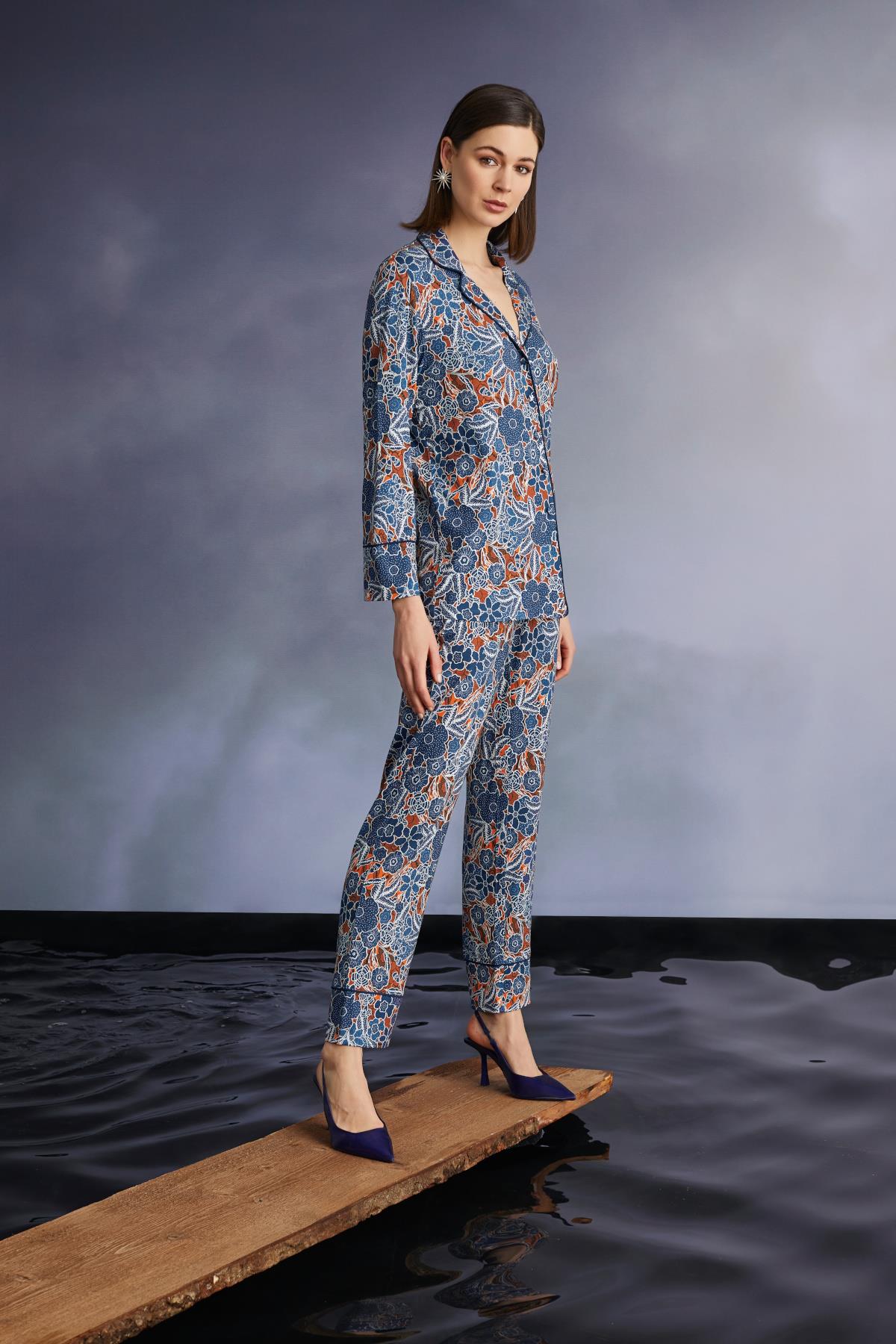 Çiçek ve Yaprak Desenli Düğmeli Gömlek Yakalı Pijama Takımı LACİVERT L