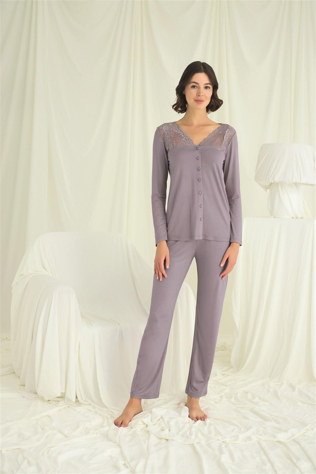 Yakası Kolu ve Omzu Dantelli Boydan Düğmeli Pijama Takımı
