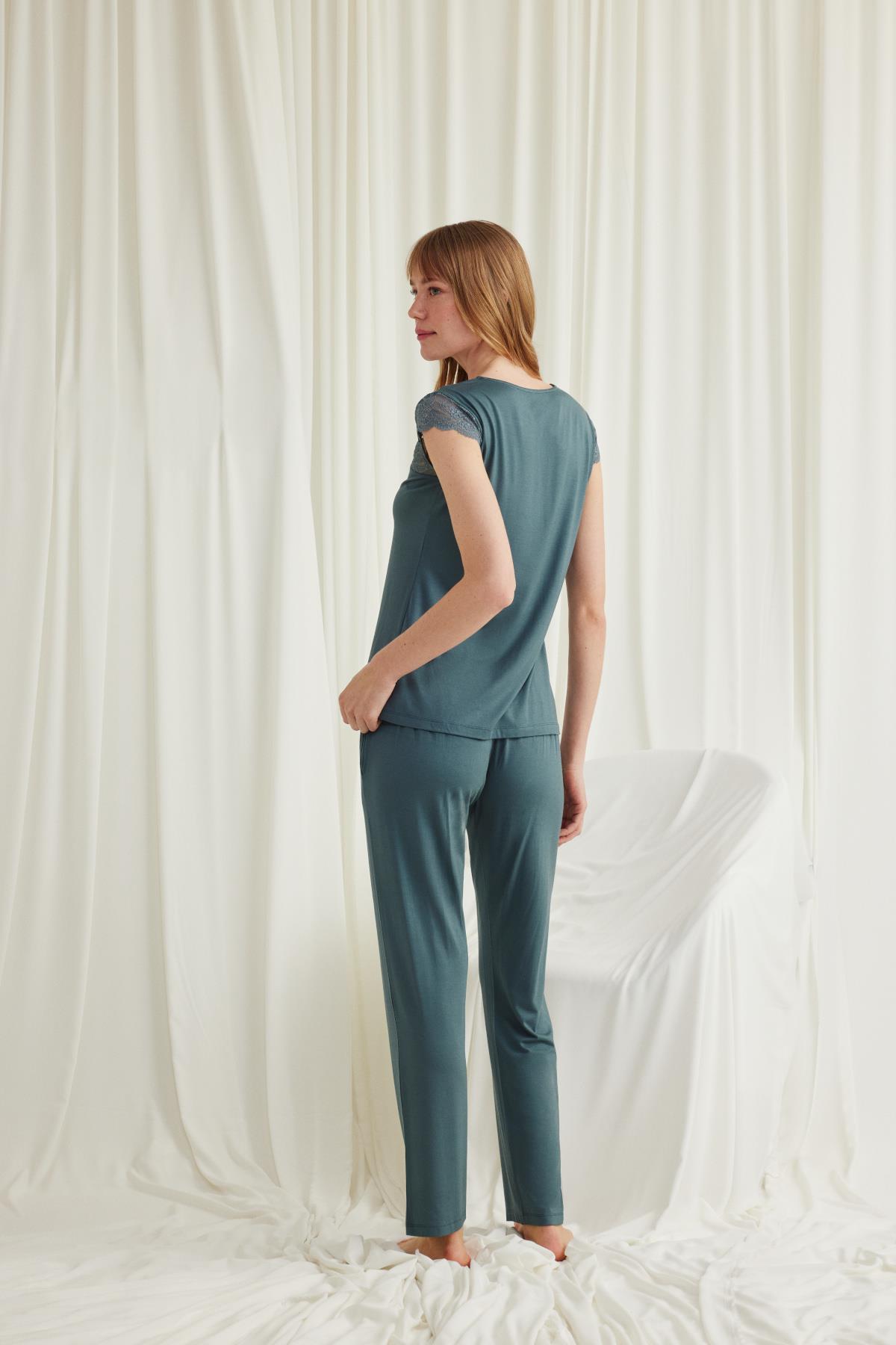 Yakası Kolu ve Omzu Dantelli Önü Düğmeli Pijama Takımı
