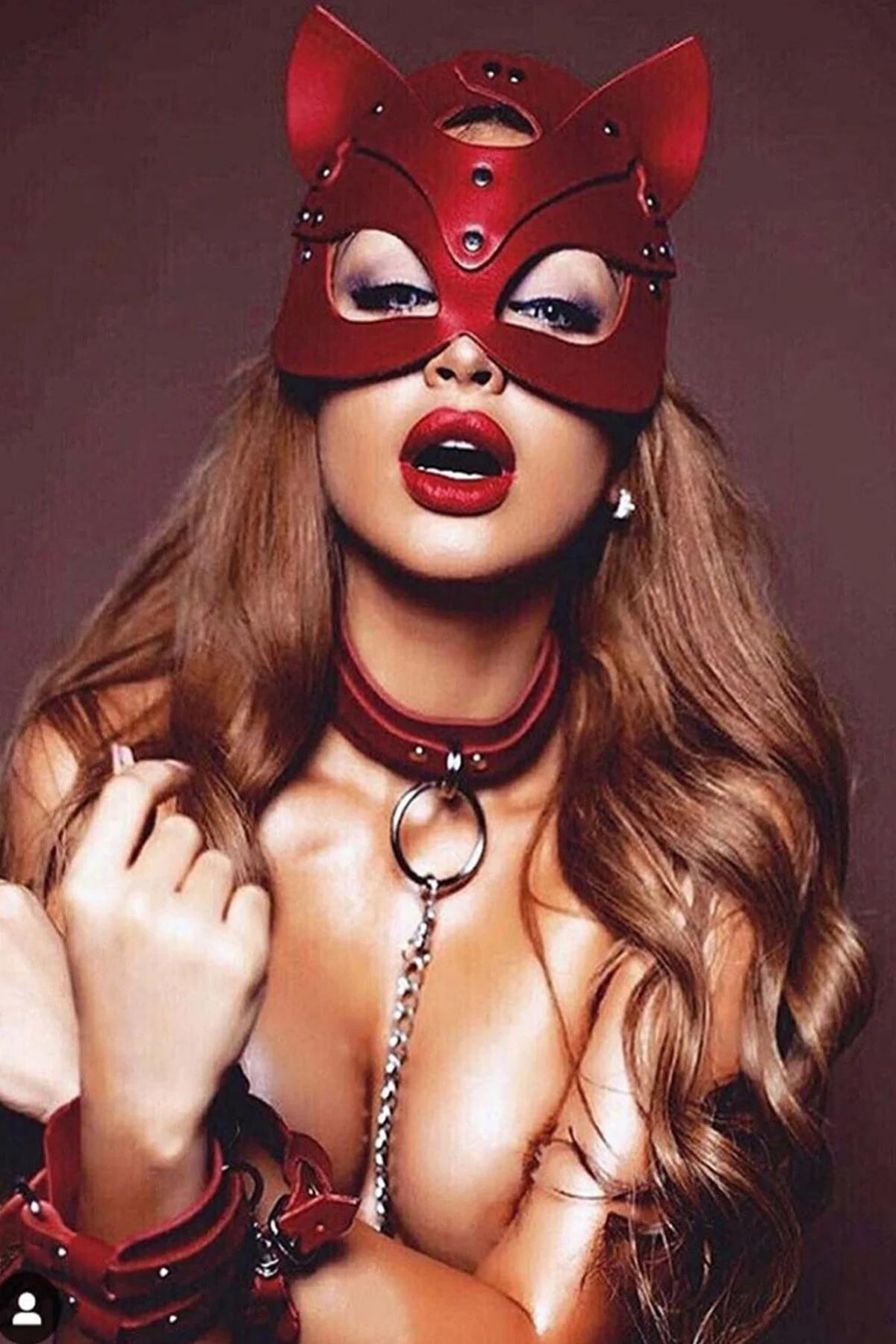 Aria's Closet Kırmızı Maske, Tasma ve Kelepçe Harness Deri Set