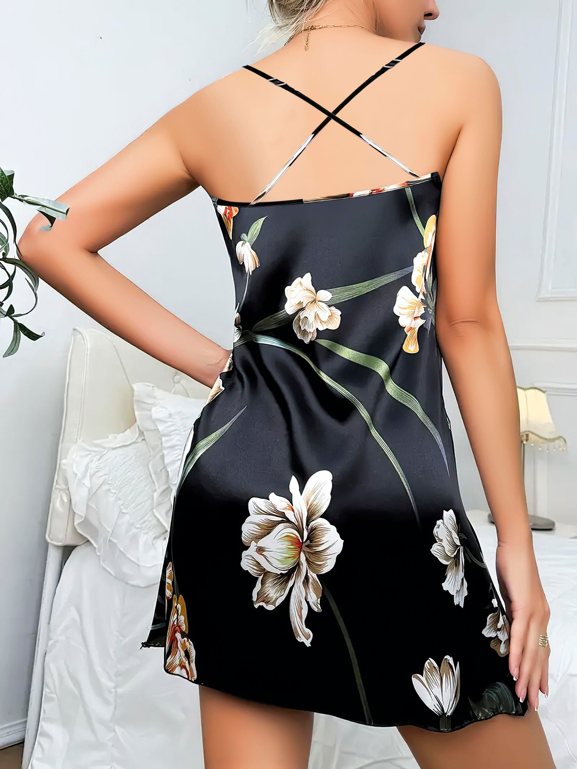 Aria's Closet Siyah İnce Askılı Çiçek Desenli Saten Gecelik
