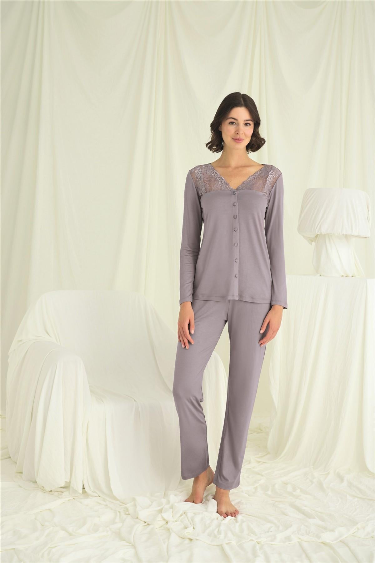 Yakası Kolu ve Omzu Dantelli Boydan Düğmeli Pijama Takımı