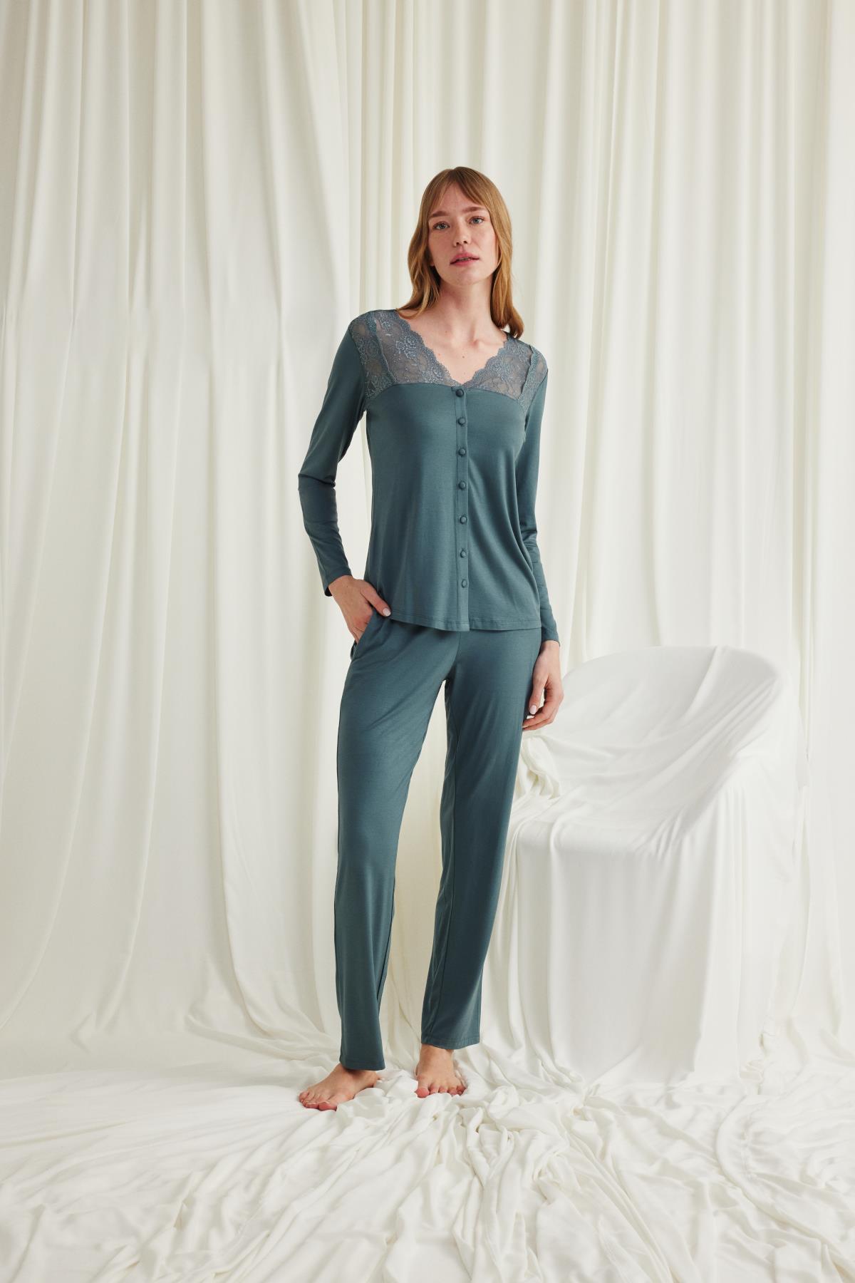 Yakası Omzu ve Paçası Dantelli Boydan Düğmeli Pijama Takımı YEŞİL L