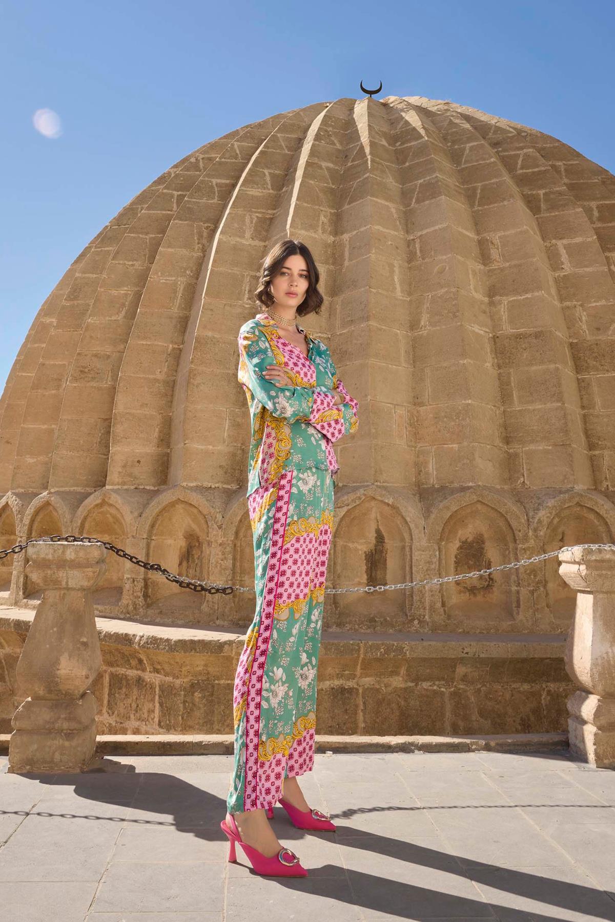 Çiçek ve Yaprak Desenli Saten Pijama Takımı