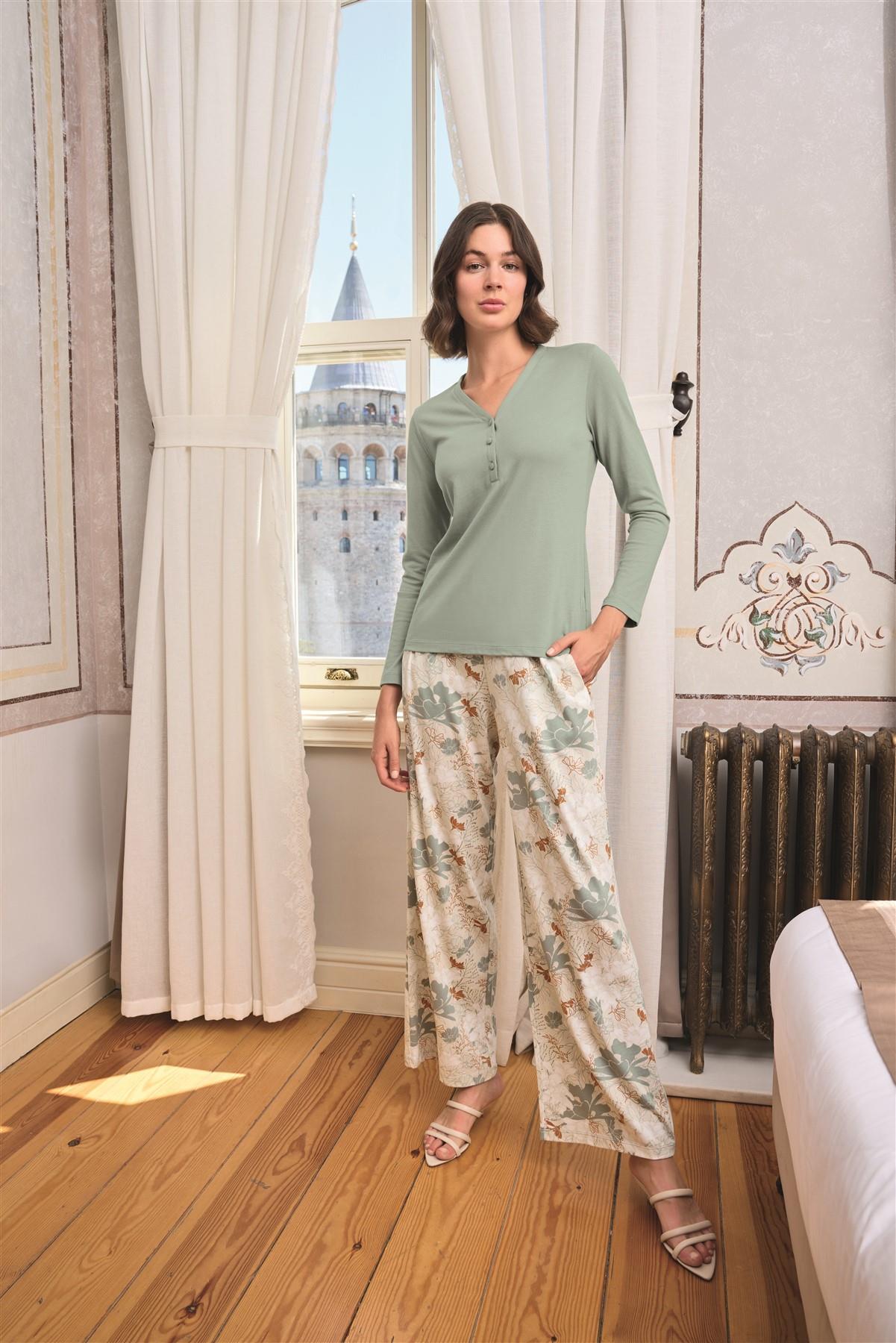 Çiçek ve Yaprak Desenli Önü Düğmeli Pijama Takımı