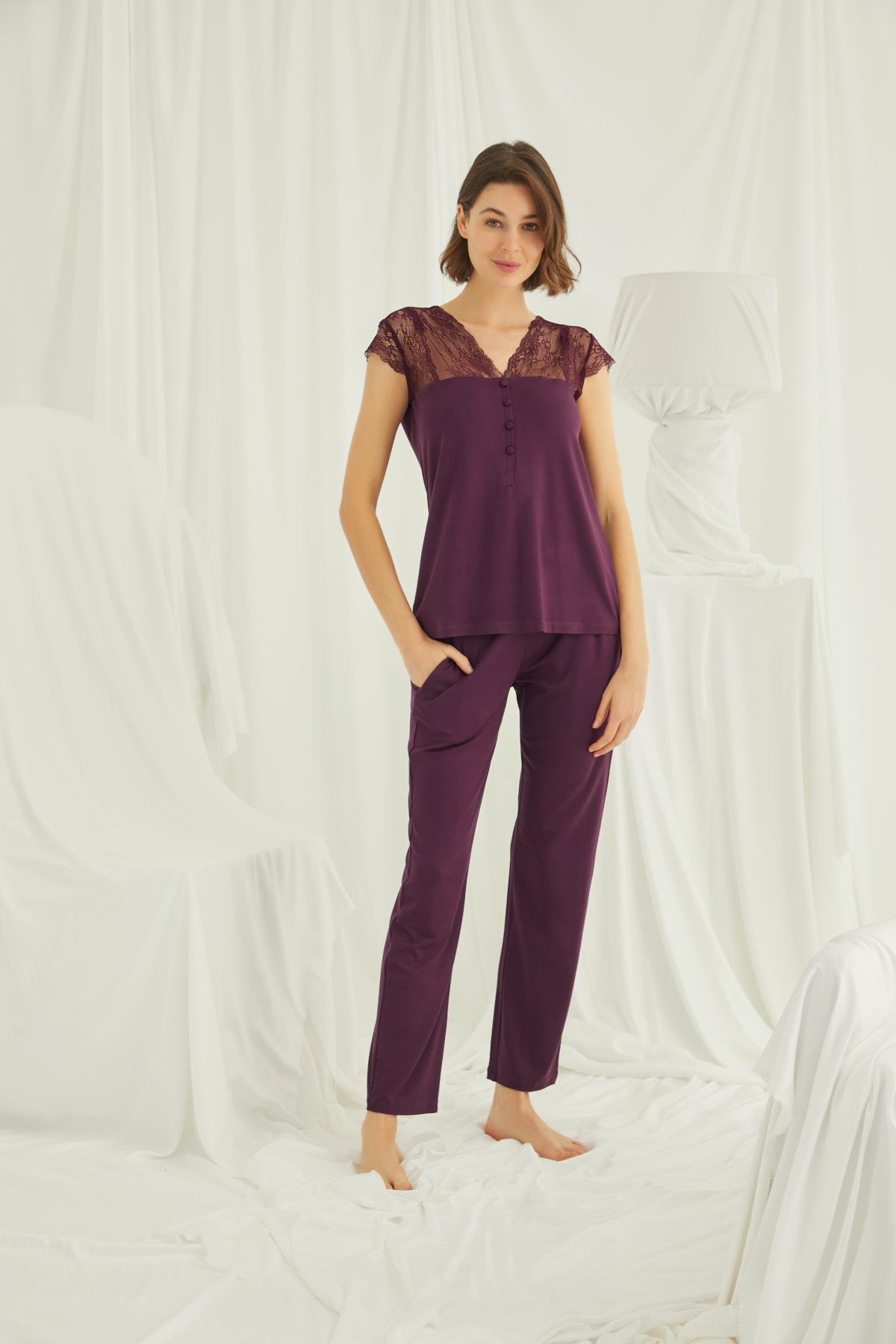 Yakası Kolu ve Omzu Dantelli Önü Düğmeli Pijama Takımı BORDO L