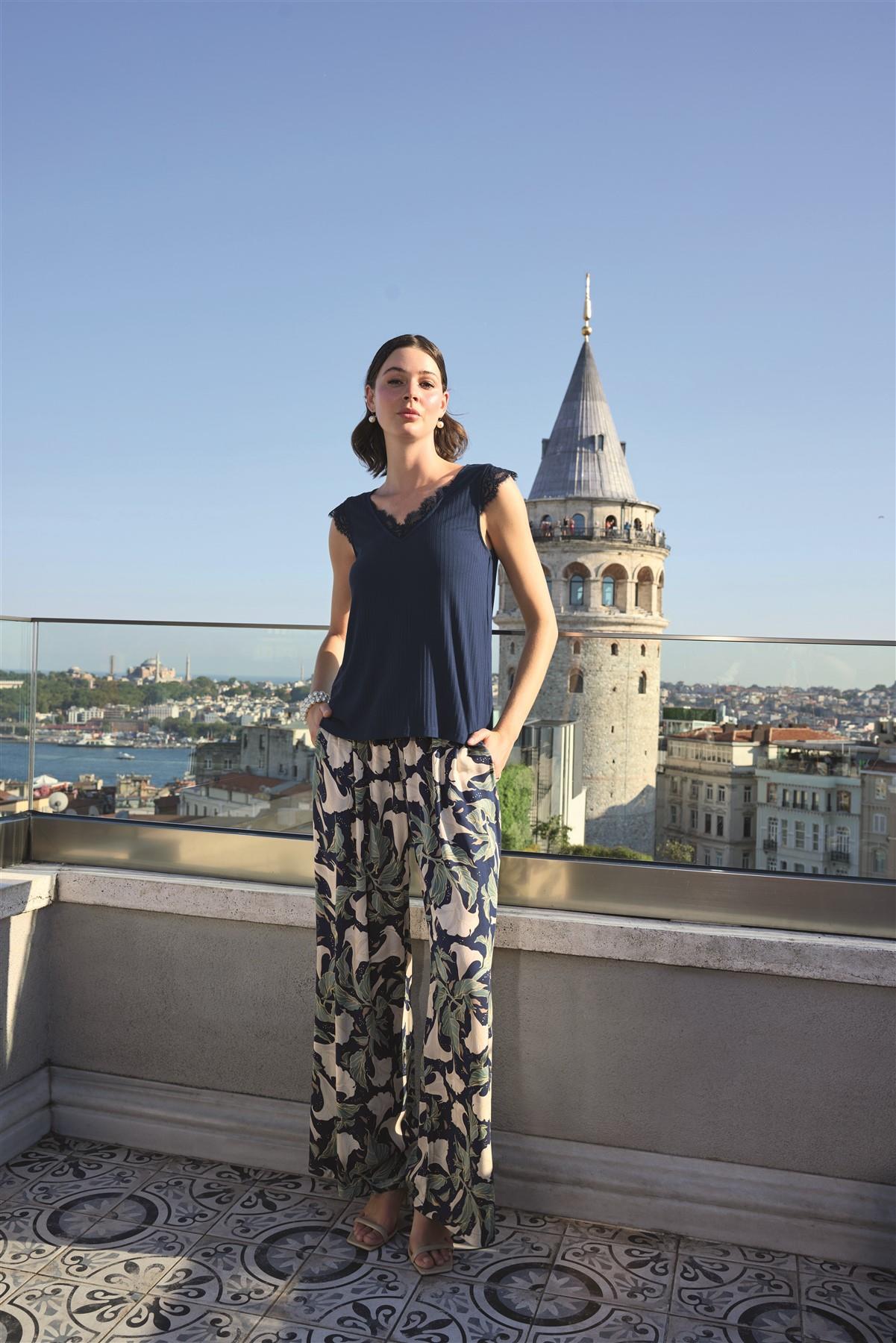 Yaprak Desenli ve Dantelli 3'lü Pijama Takımı