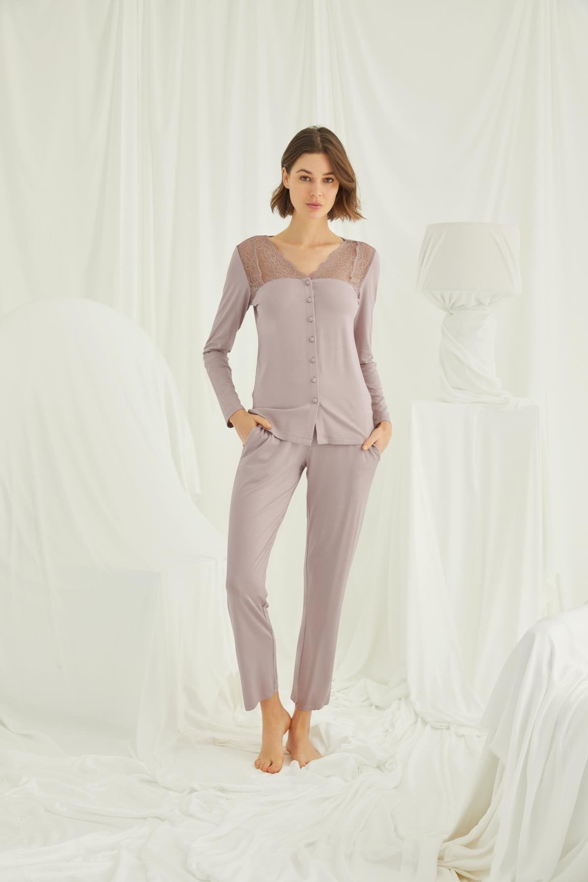 Yakası Kolu ve Omzu Dantelli Boydan Düğmeli Pijama Takımı VİZON L