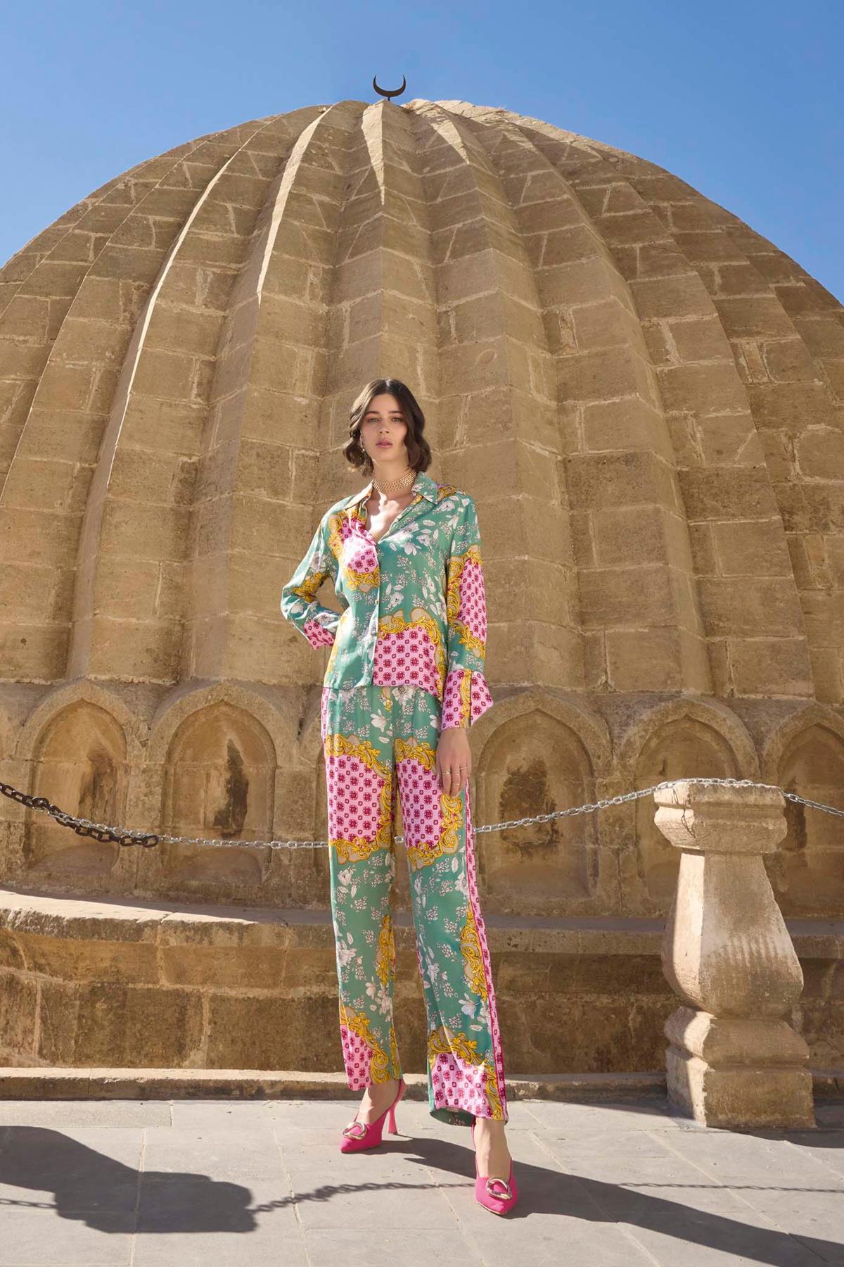 Çiçek ve Yaprak Desenli Saten Pijama Takımı