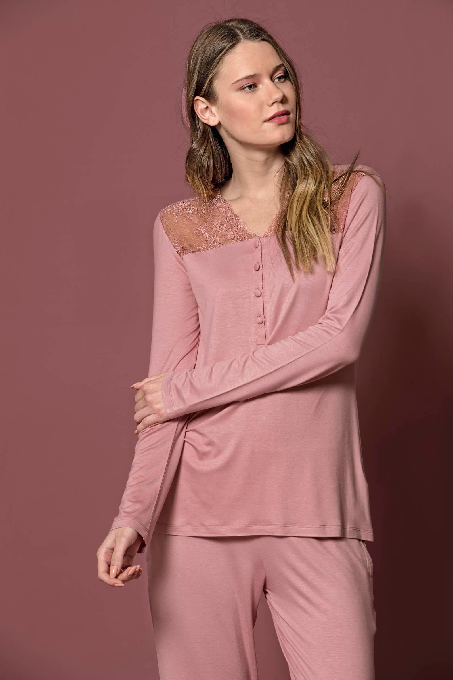 Yakası ve Omzu Dantelli Önü Düğmeli Pijama Takımı